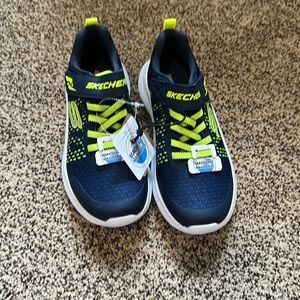 Skechers no lace shoes stretch with Velcro strap size 3.